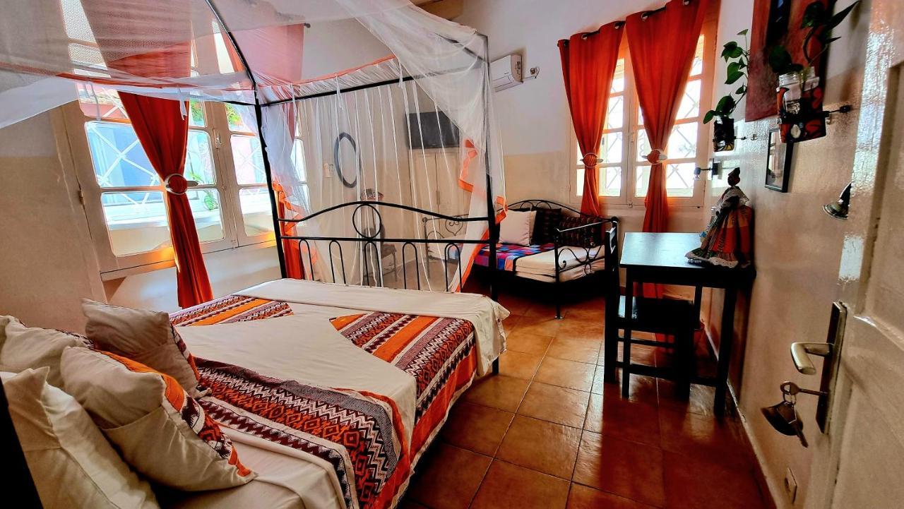 Chez Coumbis Bed & Breakfast Đảo Gorée Ngoại thất bức ảnh